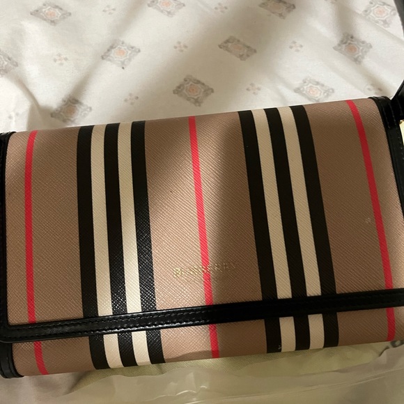 It’s a really cute Burberry purse brand new never used it with tags - Picture 2 of 9